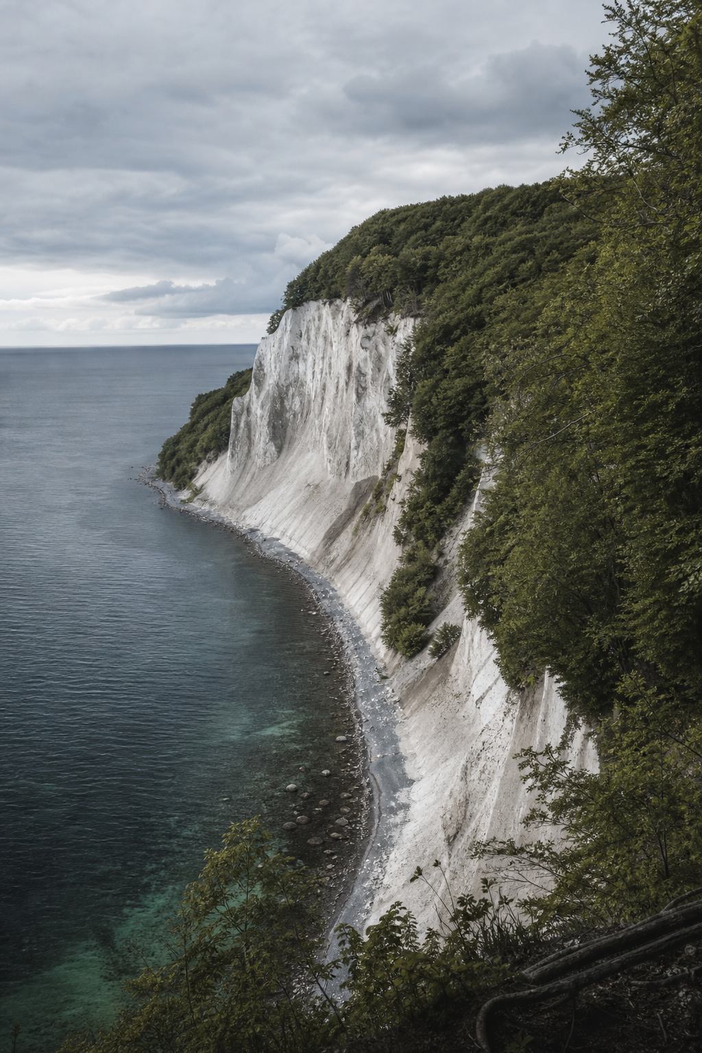 Weiße Kreidefelsen der Insel Rügen über dem Baltischen Meer